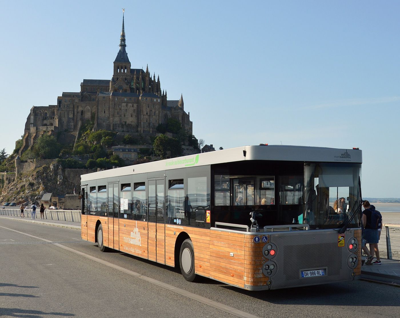 Le Passeur shuttle on the approach bridge